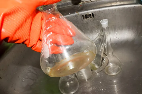 Очистити Хімічне Скло Лабораторії Рукавичкою — стокове фото