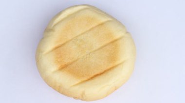 Ekmek beyaz arkaplanda dönüyor.