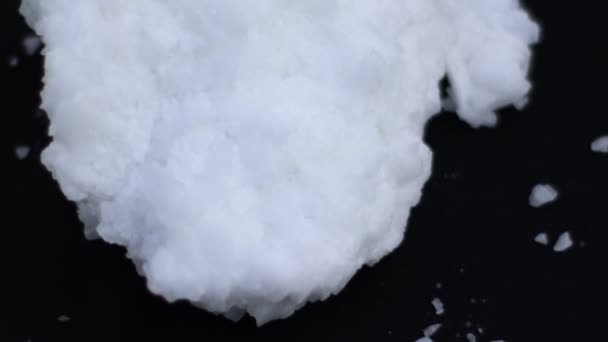 Flocons Soude Caustique Sur Fond Noir — Video