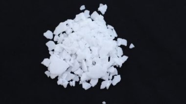 Potasyum hidroksit tehlikeli kimyasalları açığa çıkarıyor.