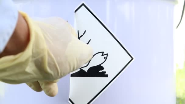 Αφαίρεση Ετικετών Από Χημικά Βαρέλια — Αρχείο Βίντεο