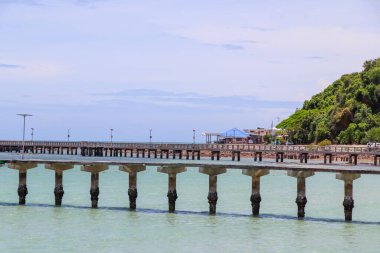 Sabahları deniz kenarındaki ahşap köprü