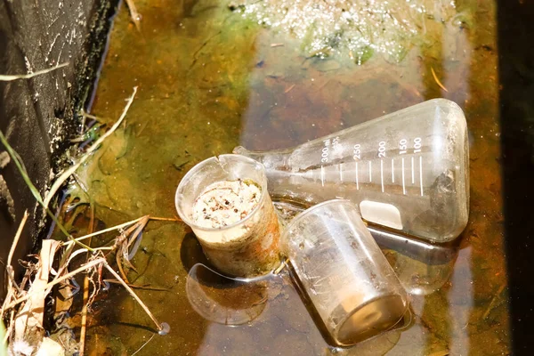 Objetos Químicos Fueron Arrojados Río Destruyeron Medio Ambiente — Foto de Stock