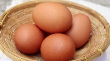 Mutfakta pişirmek için tavuk yumurtası.