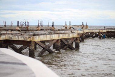 Deniz kenarındaki eski bina.