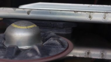 Ayakta duran bir forkliftin fren diski