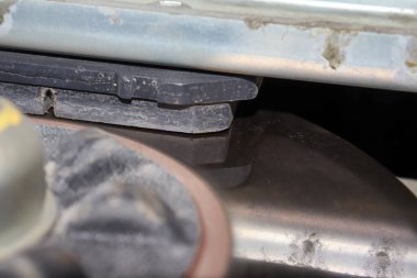 Ayakta duran bir forkliftin fren diski