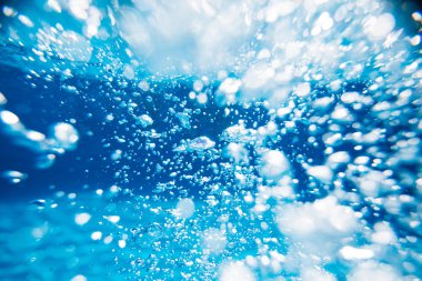 Mavi kabarcıkları suyun altında