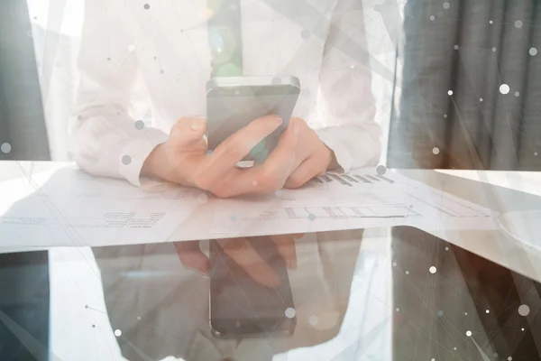 Kvinna med en laptop vid ett fönster med TabletPC — Stockfoto