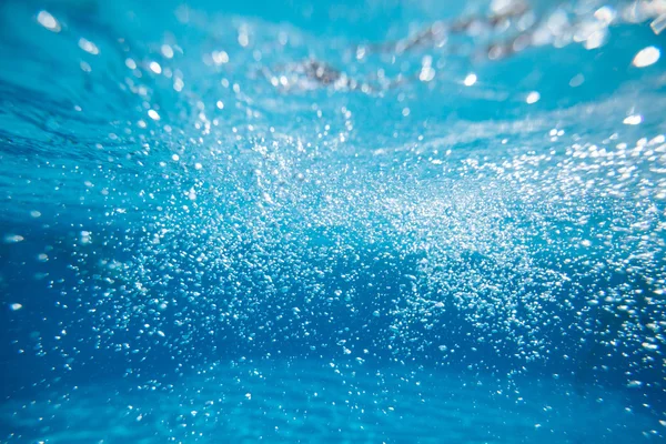 Bolhas de água no fundo azul — Fotografia de Stock