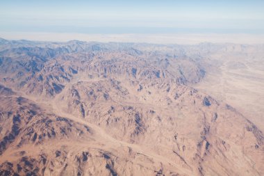 düşük çölde düz bir dağ manzarası