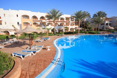 tropik avuç içi ve su ile Beach resort