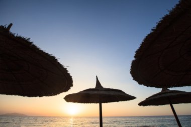 Plajda şemsiye soyut resim