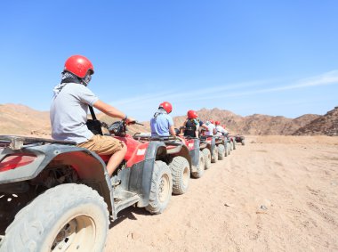 Erkekler motosiklet Mısır üzerinden seyahat