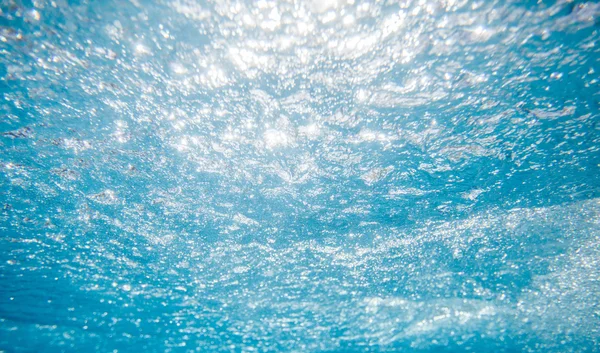 Burbujas de agua sobre fondo azul —  Fotos de Stock