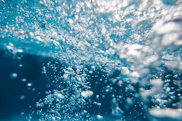 Wasserblasen im Wasser in Bewegung — Stockfoto