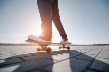 Kaykay süren bir kaykaycı.