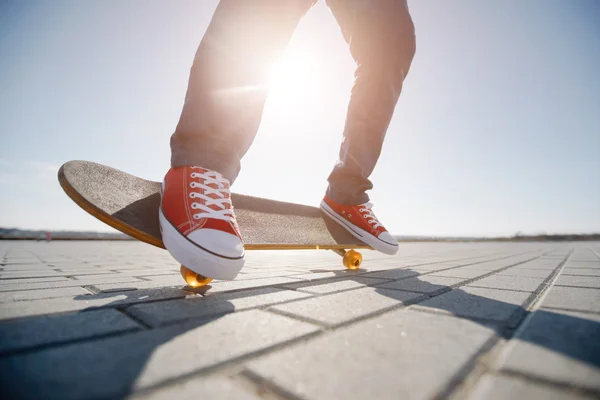 Skater auf einem Skateboard. Ansicht einer Person, die auf seiner Skate fährt — Stockfoto