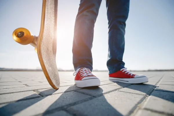 Skater montando un monopatín — Foto de Stock