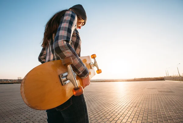 Young funky woman skater dressed in trendy clothes — Stock Photo, Image