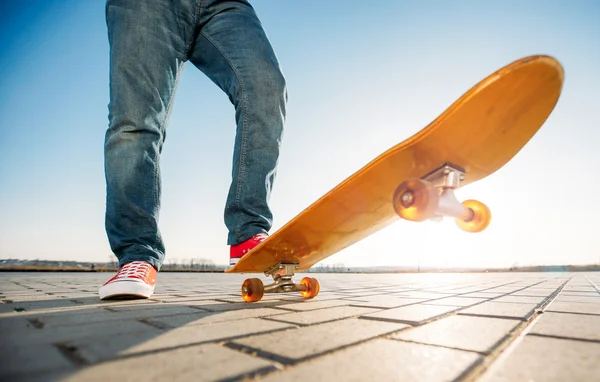 Bruslař jízda na skateboardu. pohled člověka na jeho brusle — Stock fotografie