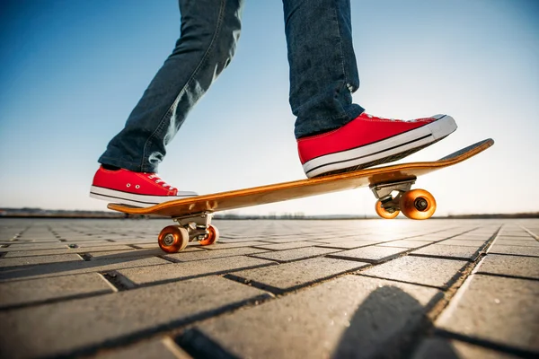 Patineur sur un skateboard. vue d'une personne chevauchant son patin — Photo