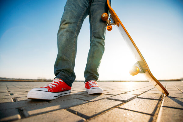 скейтер на скейтборде. вид человека, катающегося на своем коньке
