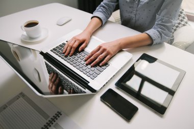 ahşap masa ofis dizüstü bilgisayarda çalışan kadın