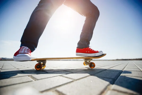 Skater auf einem Skateboard. Ansicht einer Person, die auf seiner Skate fährt — Stockfoto