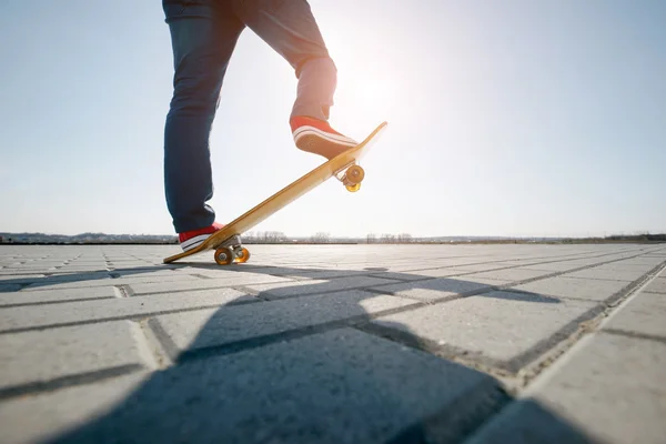 Skater auf einem Skateboard. Ansicht einer Person, die auf seiner Skate fährt — Stockfoto