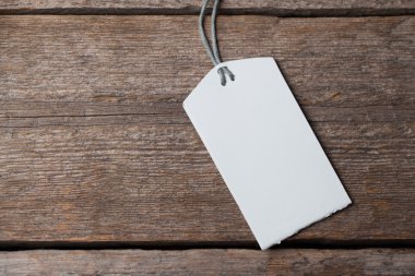 Karanlıkta ahşap masa kartları ziyaret