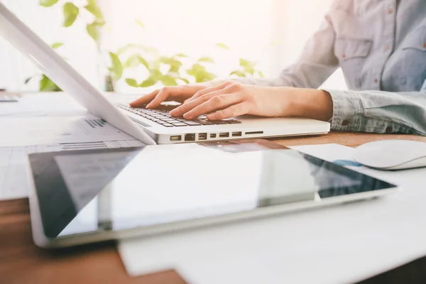 Geschäftsfrau im Büro. sie verwendet generisches Design la — Stockfoto