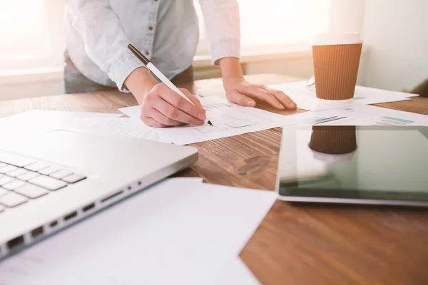 Femme d'affaires travaillant au bureau. Elle utilise le design générique la — Photo