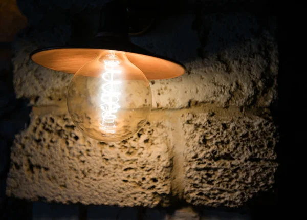 Лампочка на поверхні каменю — стокове фото