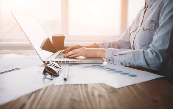 Frau im Büro. sie verwendet generisches Design Laptop, sma — Stockfoto