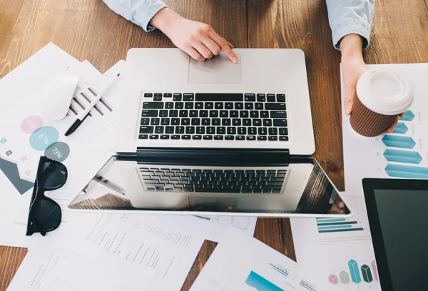 Geschäftsfrau im Büro. sie verwendet generisches Design la — Stockfoto