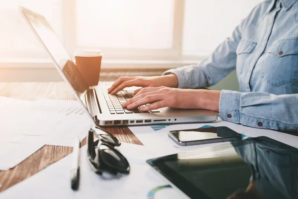 Empresária trabalha em notebook na mesa de café moderna com tabl — Fotografia de Stock