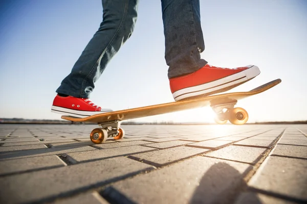 Bruslař jízda na skateboardu. pohled člověka na jeho brusle — Stock fotografie