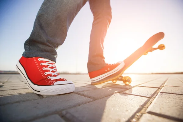 Skater auf einem Skateboard. Ansicht einer Person, die auf seiner Skate fährt — Stockfoto