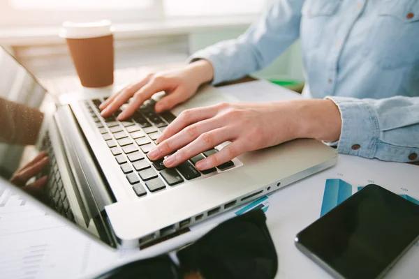 Website-Designer arbeitet am Computer-Laptop — Stockfoto