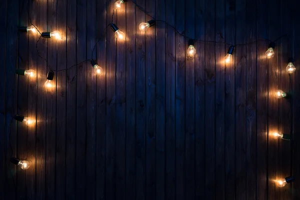 Lampadine su sfondo scuro in legno — Foto Stock