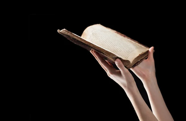 Mujer leyendo la Biblia en la oscuridad —  Fotos de Stock