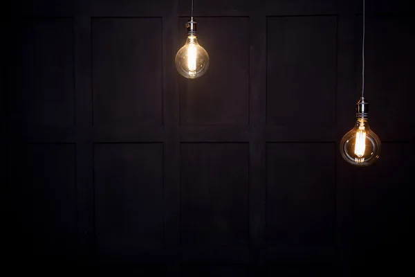 Starožitné edison styl žárovky proti zdi — Stock fotografie