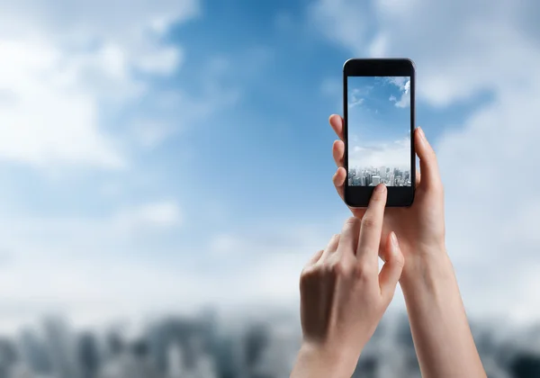 Frau fotografiert die Stadt mit dem Smartphone — Stockfoto