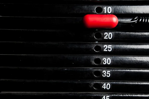 Máquinas na sala de ginástica no escuro — Fotografia de Stock