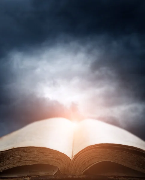 夕焼け空の上の聖書 — ストック写真