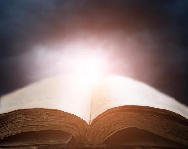 Αγία Γραφή πάνω από sunset ουρανό — Φωτογραφία Αρχείου