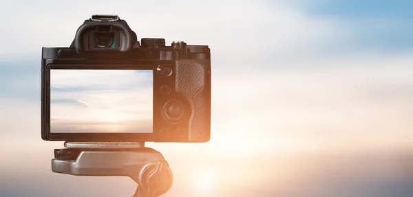 Camera taking picture of a sunset — Stock Photo, Image