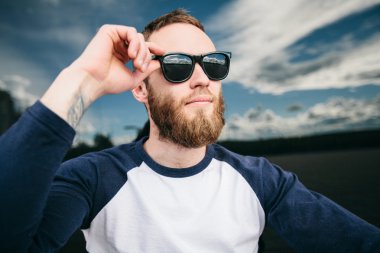 Hipster adam gözlüklü