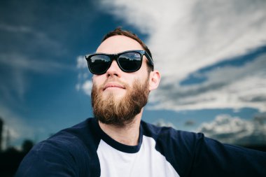 Hipster adam gözlüklü